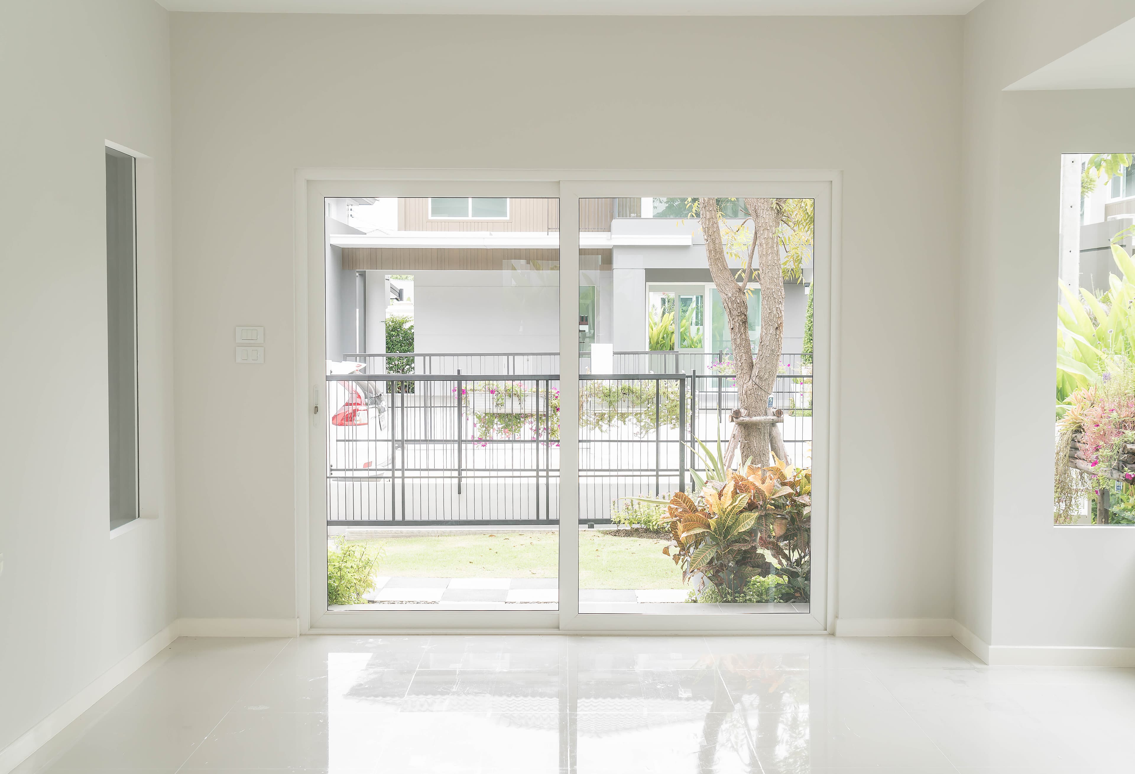 Living room with wide aluminium door opening
